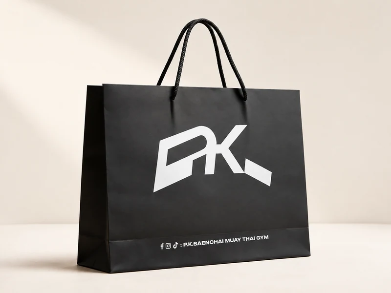 ถุงกระดาษสีดำหูหิ้วเชือก พิมพ์แบรนด์ PK สีขาว