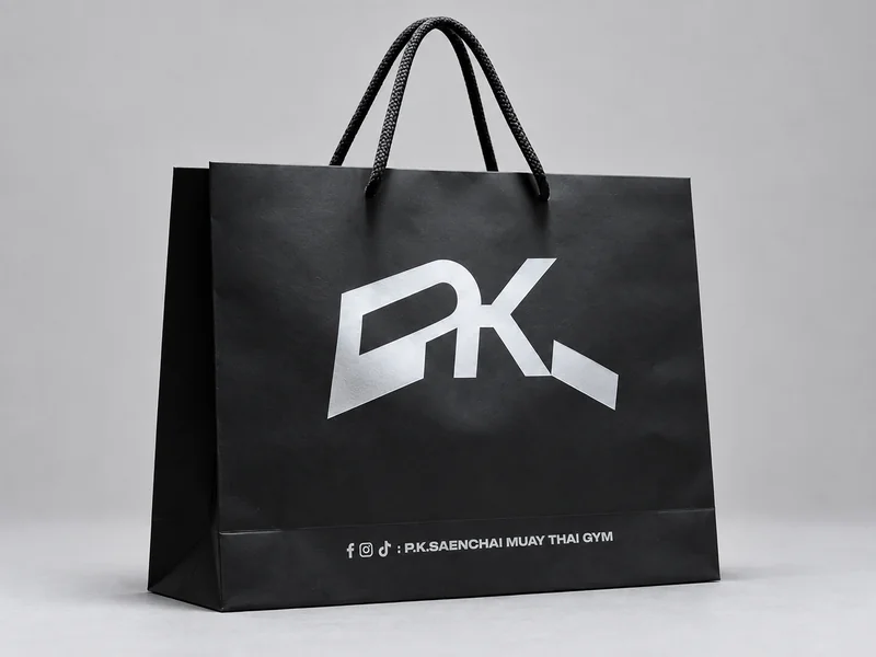 ถุงกระดาษสีดำหูหิ้วเชือก พิมพ์แบรนด์ PK สีเงิน