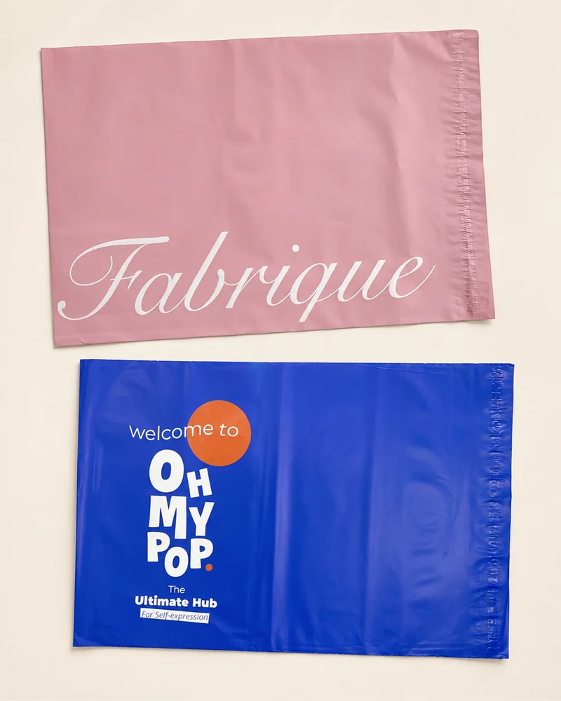 ซองพิมพ์แบรนด์ Fabrique สีชมพู และ OH MY POP สีน้ำเงิน ผลงาน HEY! Packaging